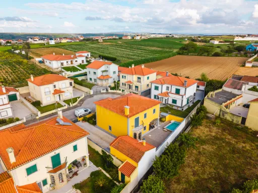 Moradia exclusiva com piscina aquecida, suite, garagem e jardim deslumbrante