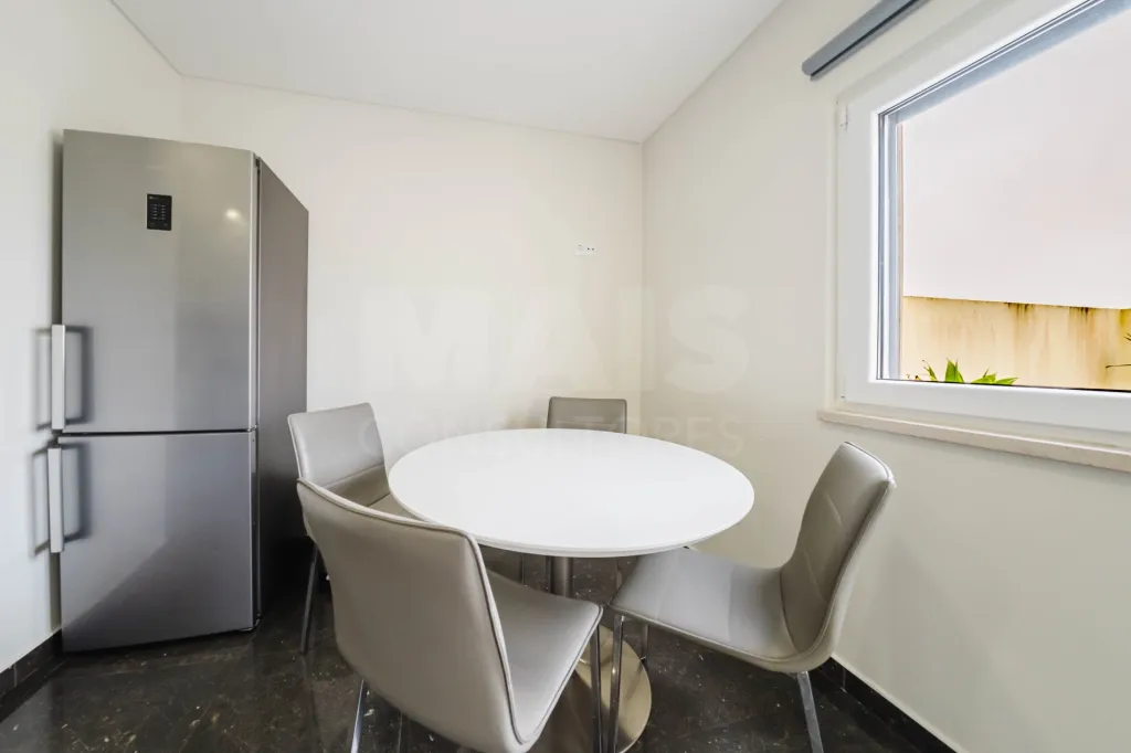 Apartamento recente com piscina e excelente exposição solar junto à praia do Baleal