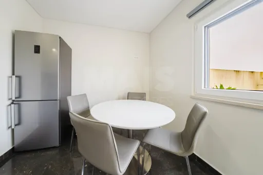 Apartamento recente com piscina e excelente exposição solar junto à praia do Baleal