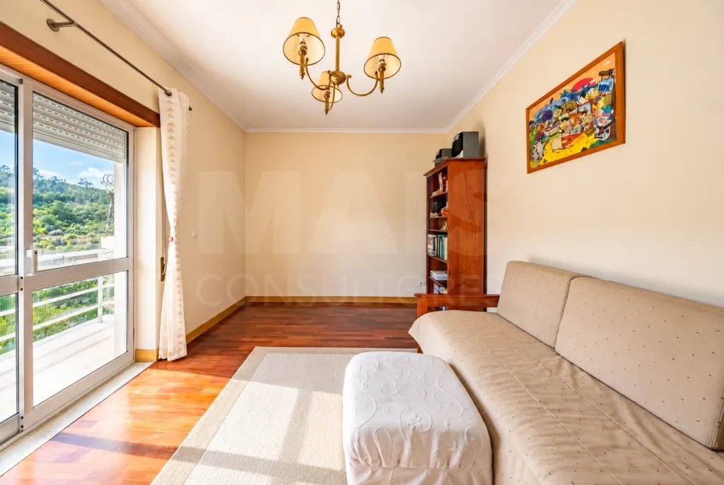 3-bedroom apartment with an elevator and a parking space.