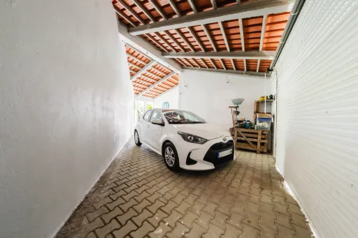 Moradia Térrea c/ piscina, árvores de fruto e garagem a 7 minutos da cidade