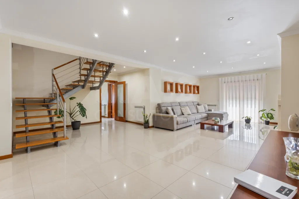 Moradia T5 com piscina e garagem em terreno de 2.000m2 na Bufarda