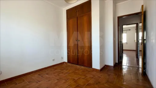 Apartamento T2 com Marquise e Despensa | 1º Andar | Perto das Praias
