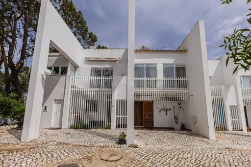 Moradia Contemporânea com terreno 700m2 em Soltroia – Próxima da Praia