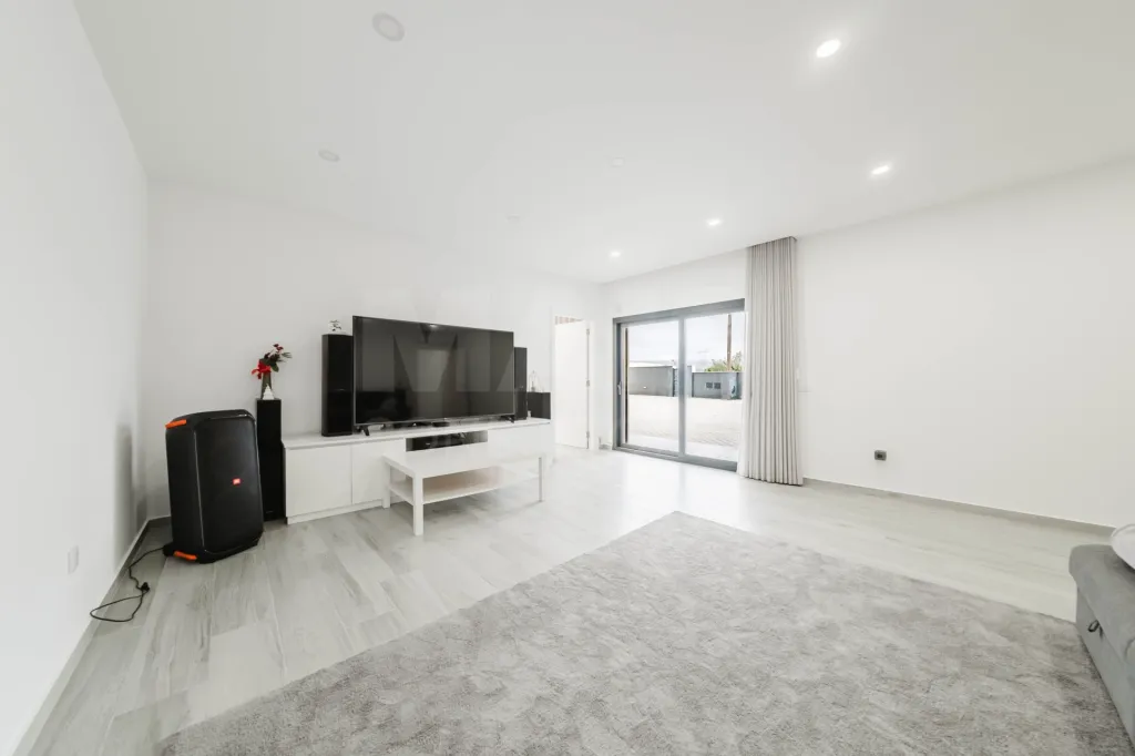 Moradia T3 Térrea Moderna em terreno c/ 2.610m2