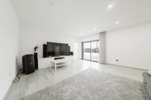 Moradia T3 Térrea Moderna em terreno c/ 2.610m2