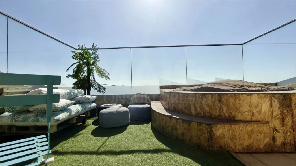 Ap. em Moradia T1+1, c/ Varanda, Vista Mar, Jacuzzi e Parqueamento !