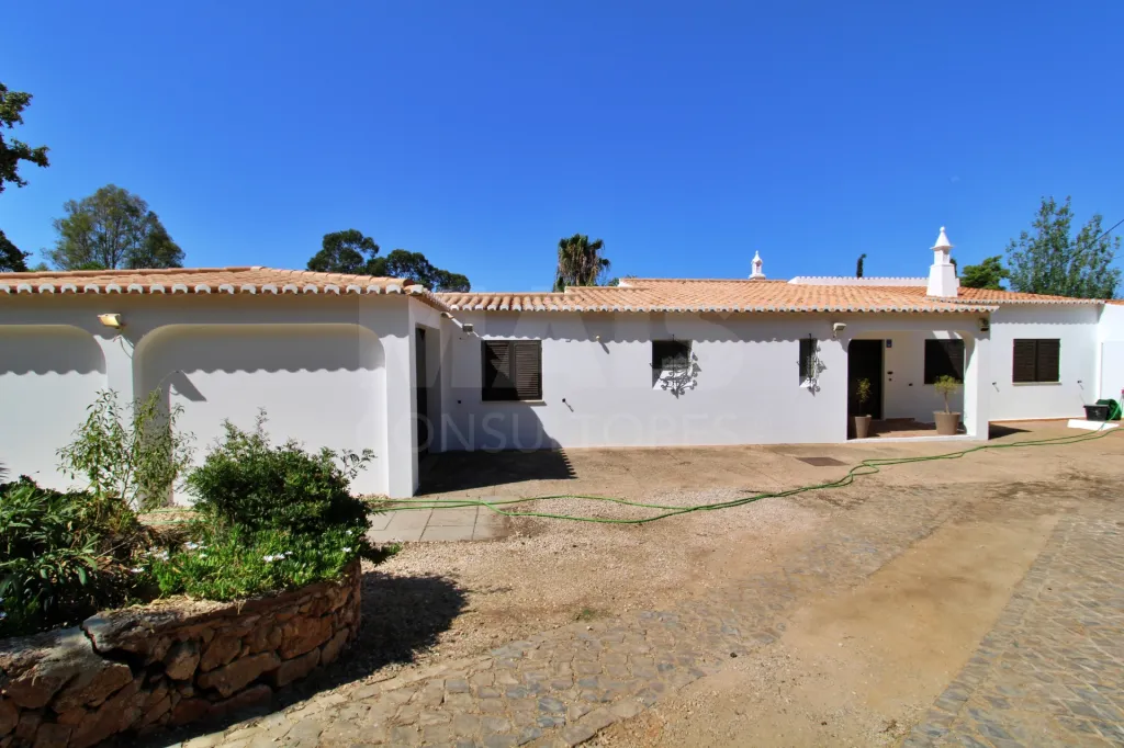 Fantástica moradia térrea em Carvoeiro com amplo terreno