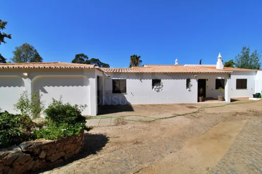 Fantástica moradia térrea em Carvoeiro com amplo terreno