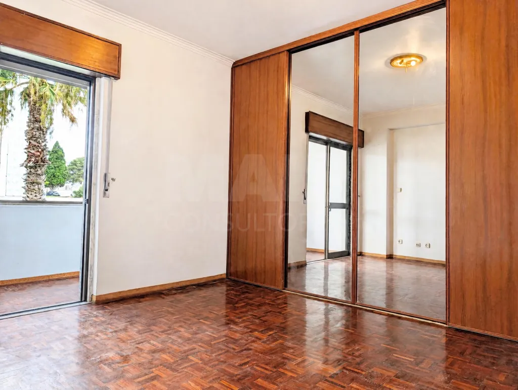 3-Bedroom Apartment in Downtown Carnaxide