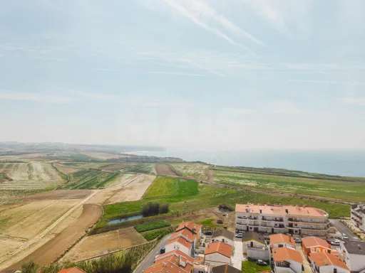 Moradia Geminada T2+2 com Terraço, Garagem Box e Churrasqueira perto de praia