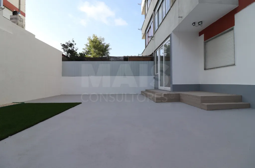 Apartamento T3 R/C Totalmente Remodelado com Logradouro em Samora Correia