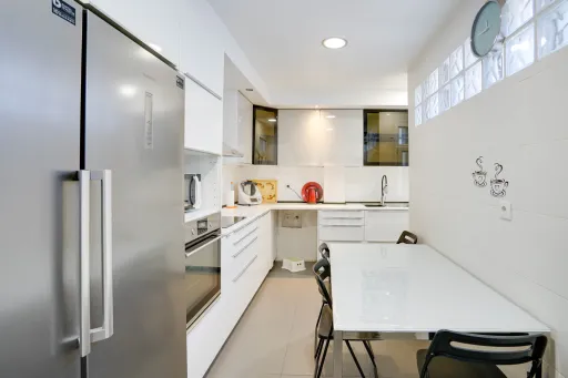 T2 Renovado com Vista Rio | Av. Mouzinho de Albuquerque