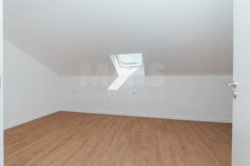 Moradia T3 Totalmente Remodelada com Logradouro em Coruche