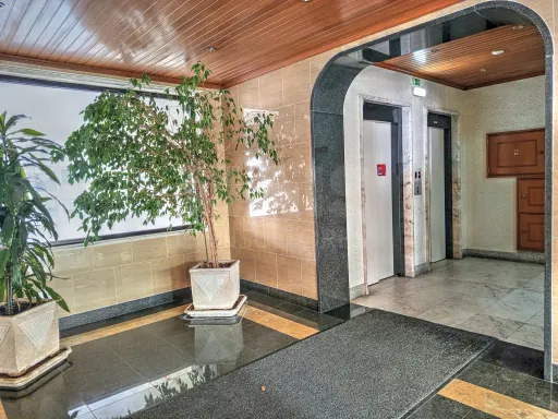 Apartamento T2 c/ Vista Rio, Elevador e Garagem em Box fechada!