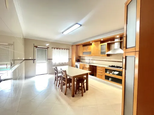 3 bedroom apartment with parking in Urbanização das Oliveirinhas