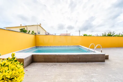 Moradia exclusiva com piscina aquecida, suite, garagem e jardim deslumbrante