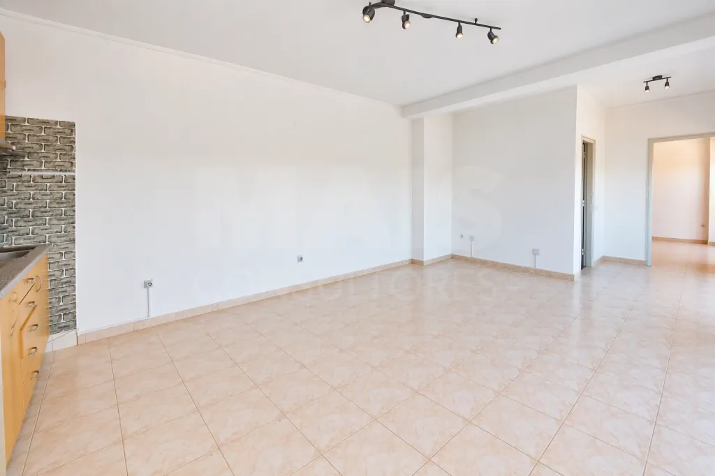 Apartamento com terraço e vista desafogada | Bairro do Pôr do Sol | Benedita