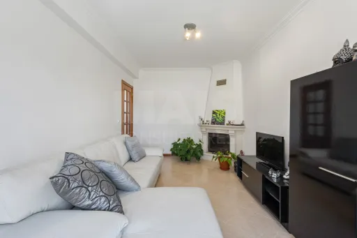 Apartamento T3 de excelência com Garagem e Terraço Privativo