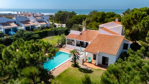Moradia com piscina em lote de 1500m2 na Praia d'el Rey