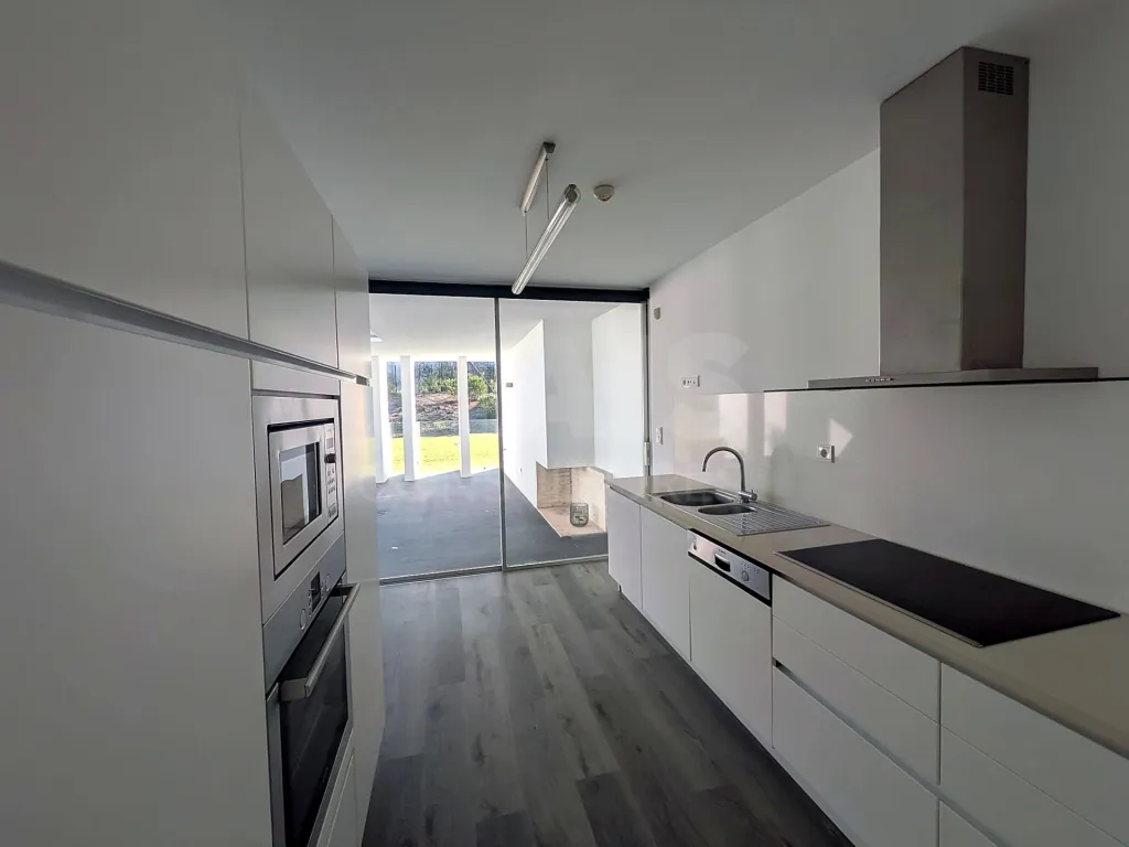 Moradia T2 com 2 suítes, jardim privativo e garagem no Bom Sucesso Resort