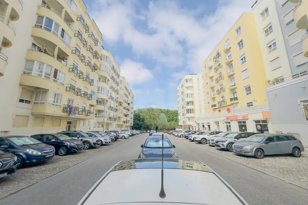 T1 com lareira, varanda e arrecadação — Agualva-Cacém, zona da Anta