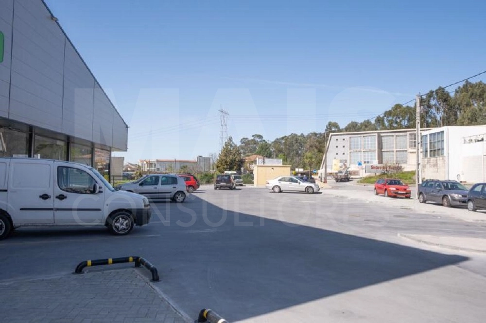 Prédio Comercial no Porto Paços de Ferreira para Mercado e Lojas Construção Nova