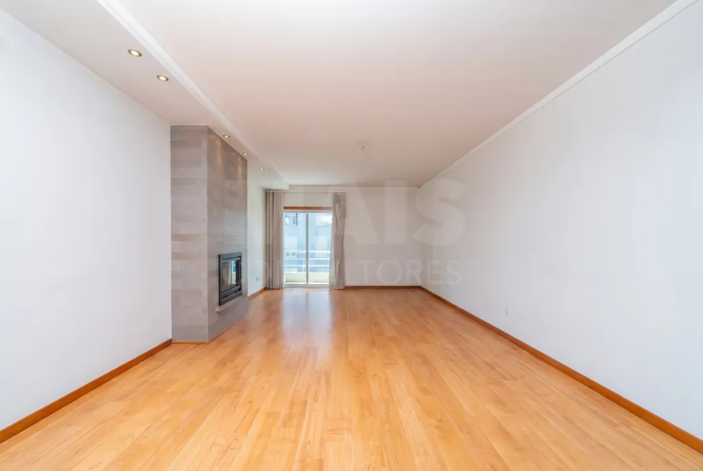 Apartamento T3 com garagem e arrecadação
