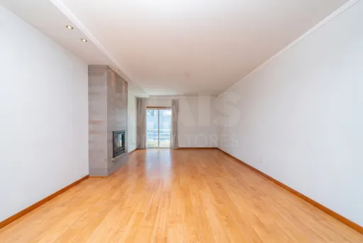 Apartamento T3 com garagem e arrecadação