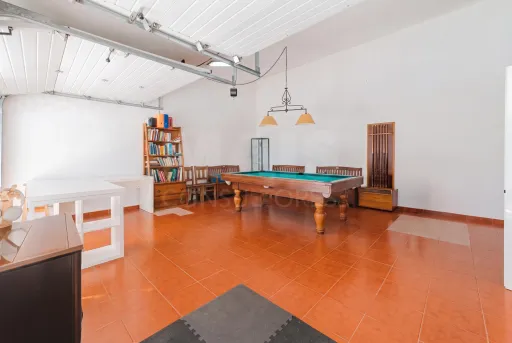 Moradia T4 com piscina coberta e garagem para duas viaturas em Samora Correia.