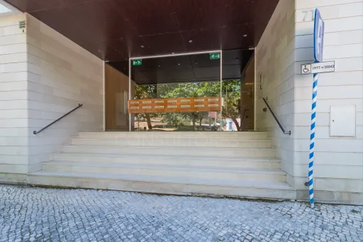 One-bedroom apartment with a terrace and garage in Linda a Velha