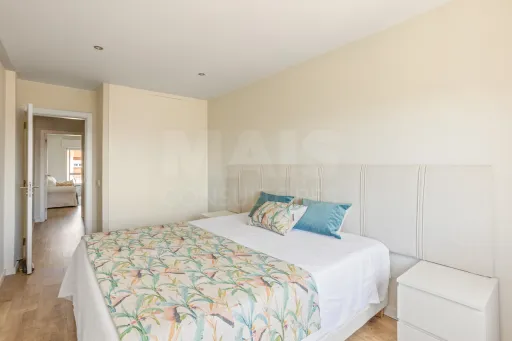 Último Piso | T2 Totalmente Remodelado | 2 Varandas | Vista Desafogada