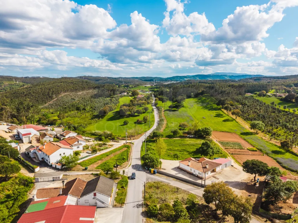 Moradia para remodelar em terreno com 1.809m2