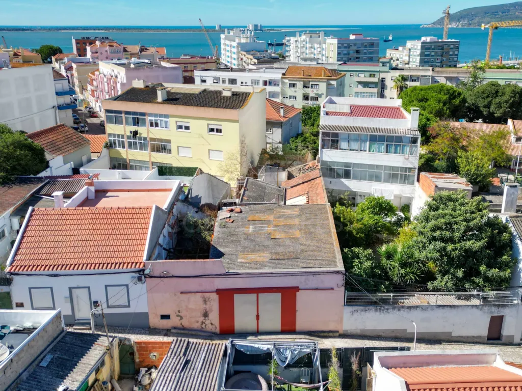 Ruin in Setúbal with Project for 8 One-Bedroom Apartments