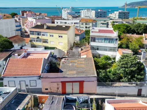 Ruin in Setúbal with Project for 8 One-Bedroom Apartments