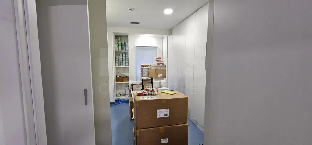 Armazém ou Escritório Serviços em Alfragide com 100m2