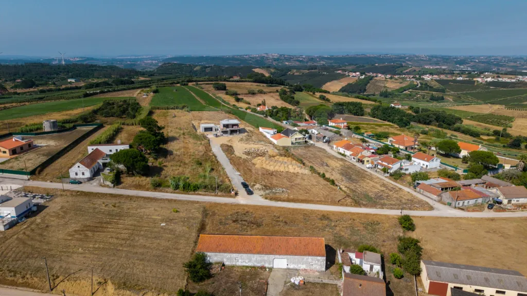 Moradia T4 nova com piscina em terreno de 2200m2