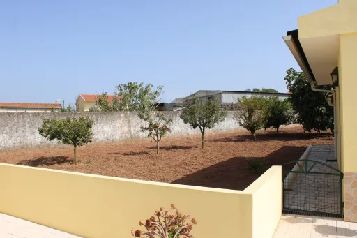 Moradia com 3 Apartamentos Independentes | Ideal AL | Perto da Praia da Areia Branca
