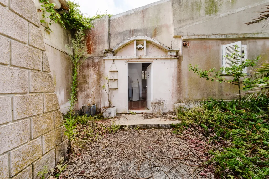 Moradia inserida num amplo terreno com 4.730 m²