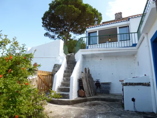 House (refurbished) with outdoor spaces and superb sea views. Swimming pool!