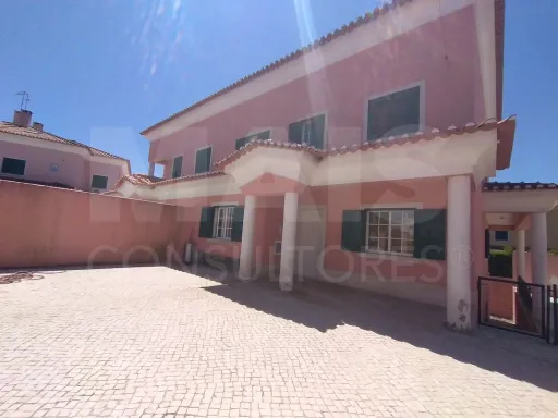 Moradia em Albarraque – A Oportunidade de Criar a Casa dos Seus Sonhos!