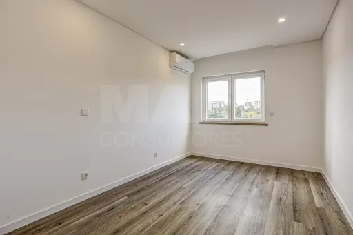 Apartamento T3 totalmente remodelado na Póvoa de Santa Iria com parqueamento
