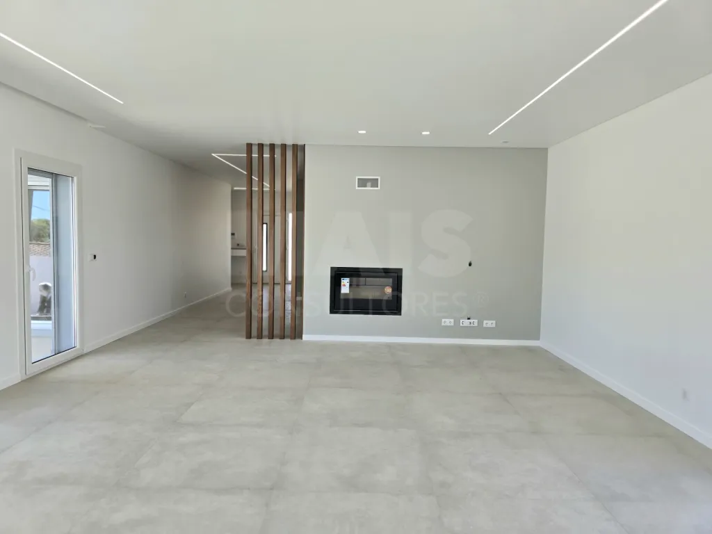 Moradia T4 térrea de luxo com piscina no Nadadouro