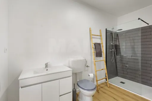 Apartamento T2 remodelado com 2 wc e varanda
