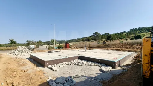 Moradia T3 Geminada c/ 1 Suite, Jardim, Parqueamento e Piscina! (LT2)
