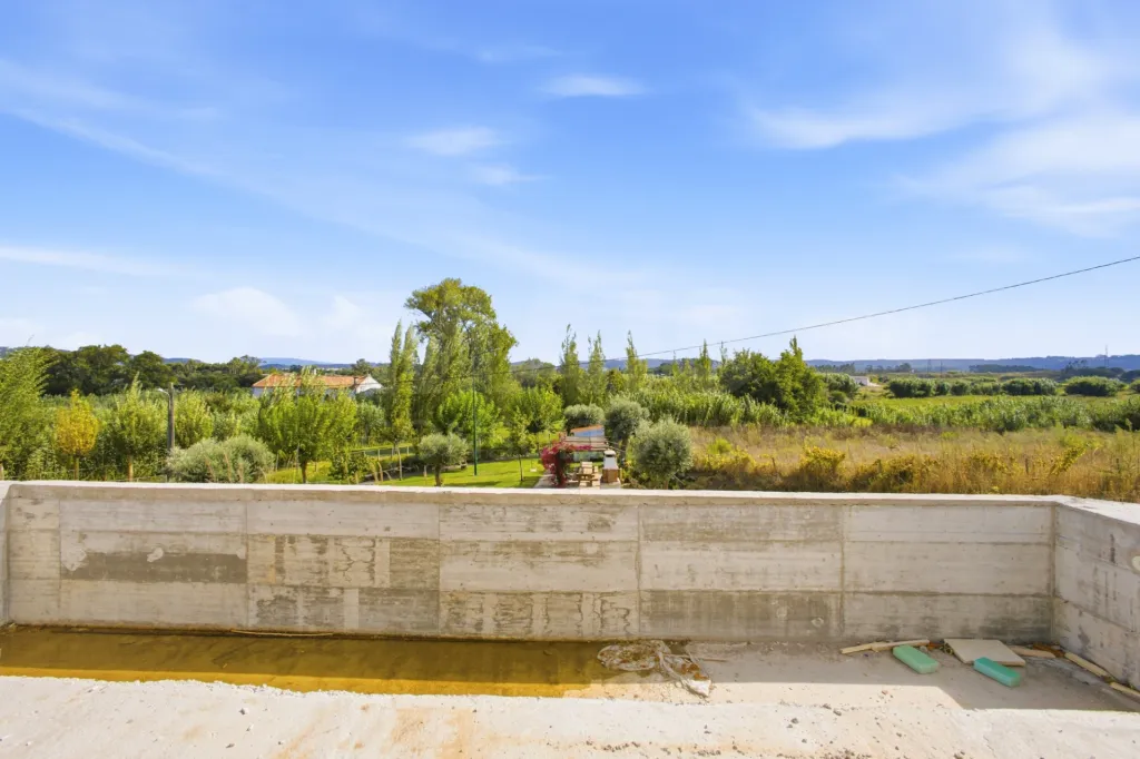 Moradia T4 com piscina em lote de 759m2 em Amoreira Óbidos