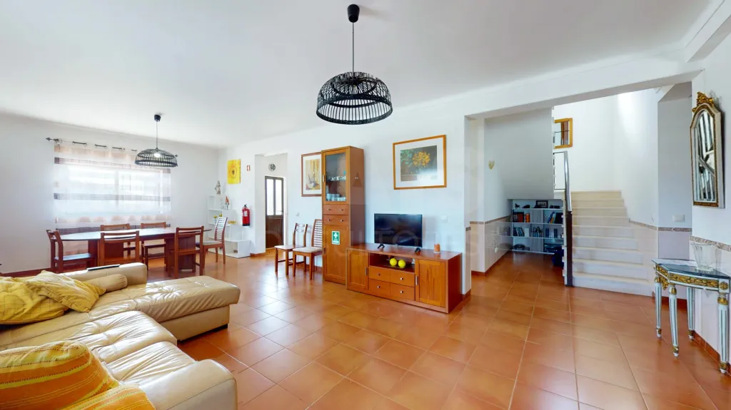 🏡 Moradia com Piscina e Espaço Exterior de Lazer em Alcanede — em funcionamento como AL