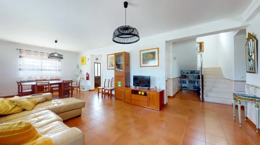🏡 Moradia com Piscina e Espaço Exterior de Lazer em Alcanede — em funcionamento como AL