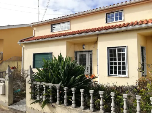 Moradia T6 - 5 min (Praia da Consolação)