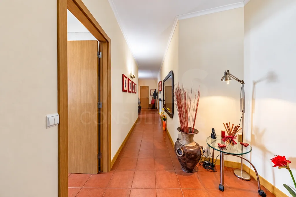 3-bedroom apartment with an elevator and a parking space.